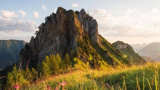 Ein bezaubernder Ausblick auf den idyllischen Sassigrat im Frühherbst. Der Sassigrat bietet Zugang für zahlreiche Wanderungen im Isenthaler Kleintal, wo der Uri-Rotstock, der Gitschen und der Schlieren zur Auswahl stehen.